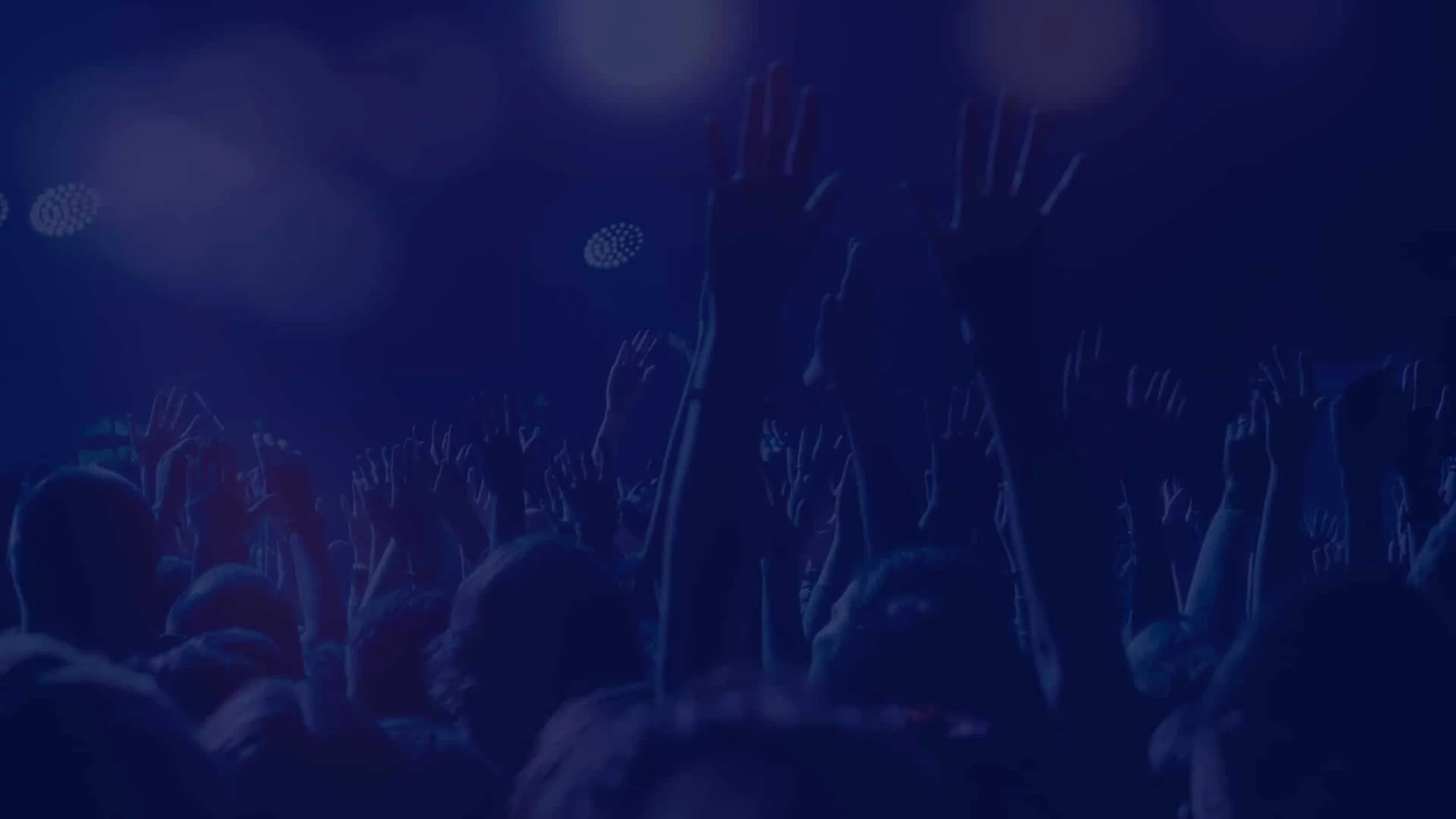 Pessoas adorando em unidade